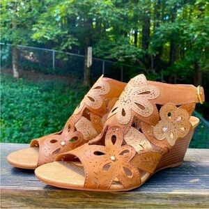 Xoxo Serena floral peep toe sling-back wedge sandal. Size 9 with 2.75" heel